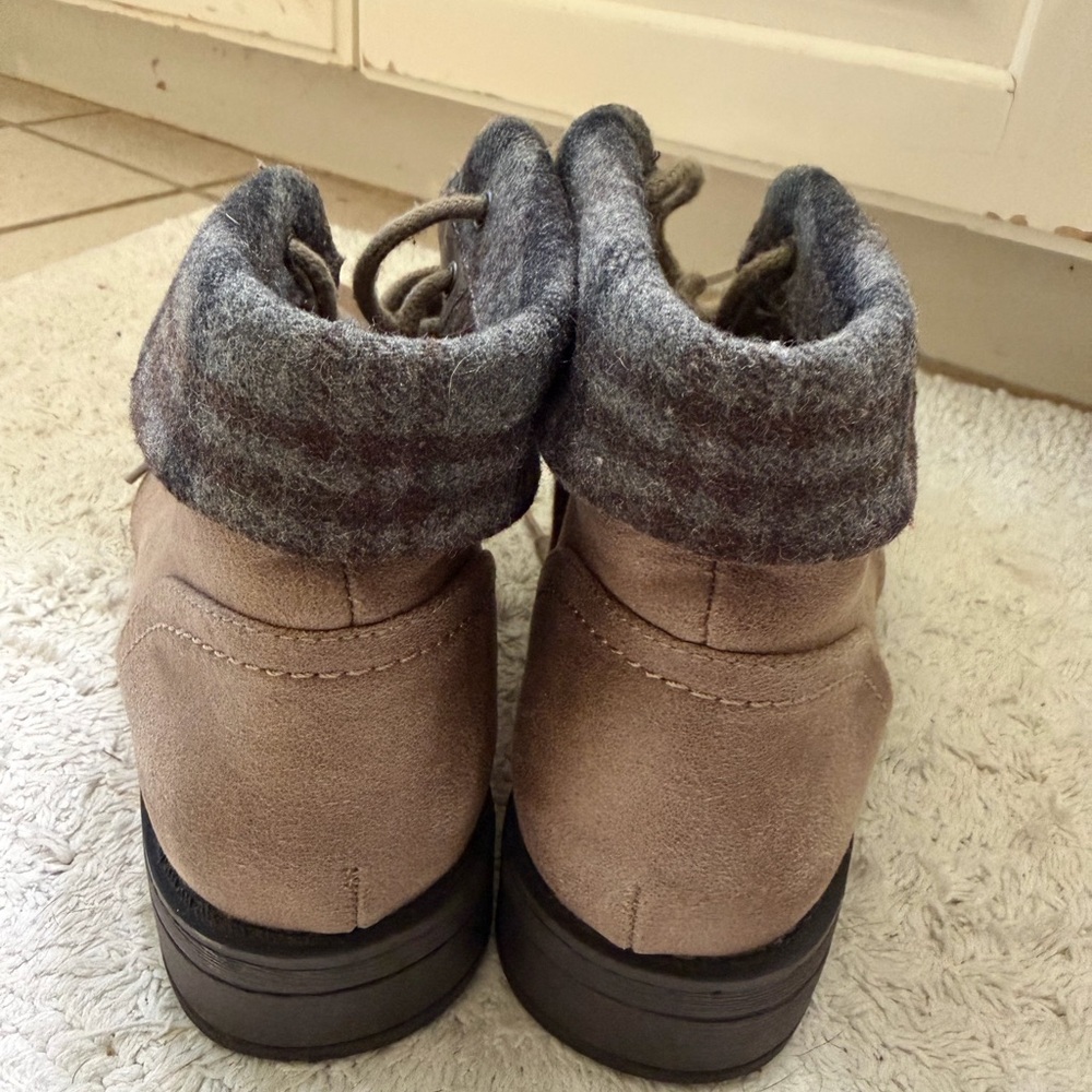 White Mountain Gray and Tan Lace Up Boots - Picture 4 of 7